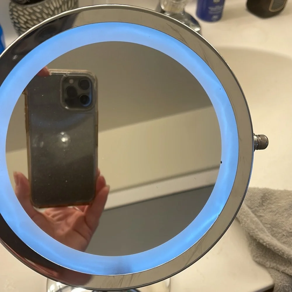 Magnifying/ light makeup mirror